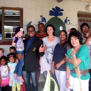  â€˜n Vrolike oomblik met opgewonde Cool Kids kleuters, met mnr Masizole Mnqasela (Lid van die Provinsiale Parlement) links en rdl Riana de Coning regs voor